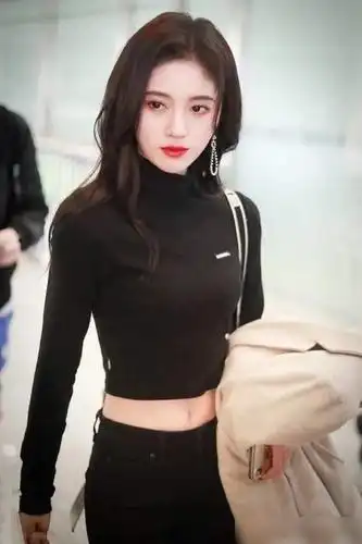 鞠婧祎露脐装现身机场,小蛮腰太美,低头吹空调卖萌!