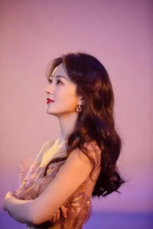 华语女歌手若心个人资料 香港歌手若心图片 - 歌词译