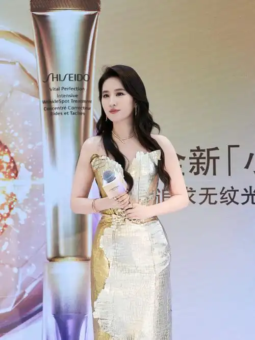 【刘亦菲资生堂三亚活动现场图】  千重流光蕴金烟,  揉成人间五蕴祆