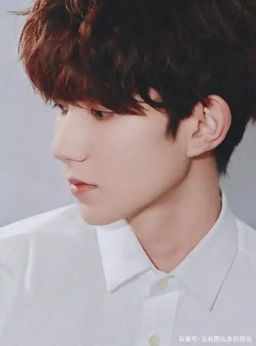 王源白色t恤,卷发,就像"清新学长"一样,满是青春