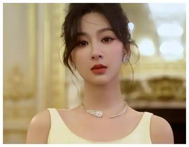 杨紫32岁深陷容貌焦虑最新状态曝光脸部馒化肿胀引关注