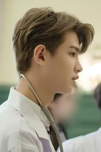 黄明昊密室大逃脱新剧照 精致侧颜!