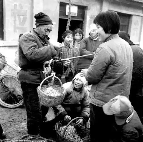 20世纪70年代后期襄阳农村的集贸市场 黄守中 摄