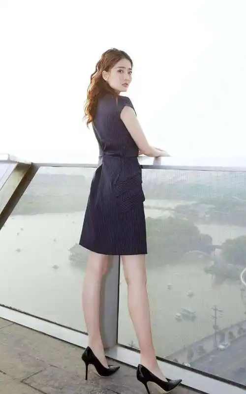 徐璐挑战知性职业风,肤白貌美大长腿,这样的她太迷人了_时尚_连衣裙