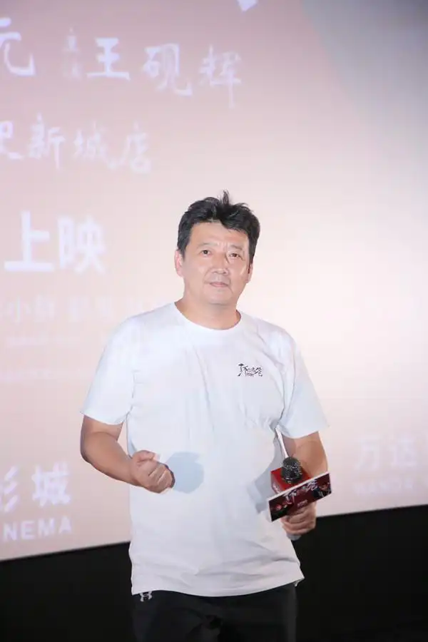 《了不起的老爸》昆明火爆路演 "老爸"王砚辉回家喜获家乡美食好礼