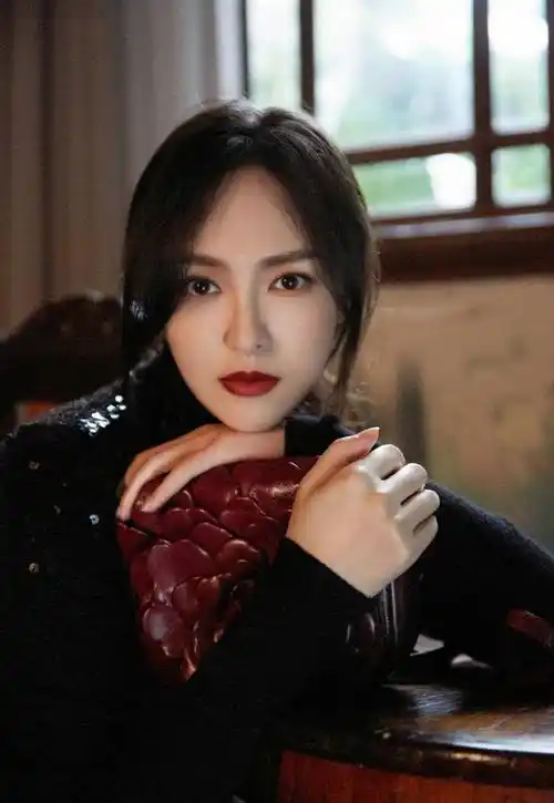 唐嫣近况罕晒自拍,身材过度消瘦,意外曝光与罗晋爱巢内景_上海_女儿