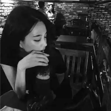 女生沮丧图片黑白色头像彻底死心封心弃爱的女人