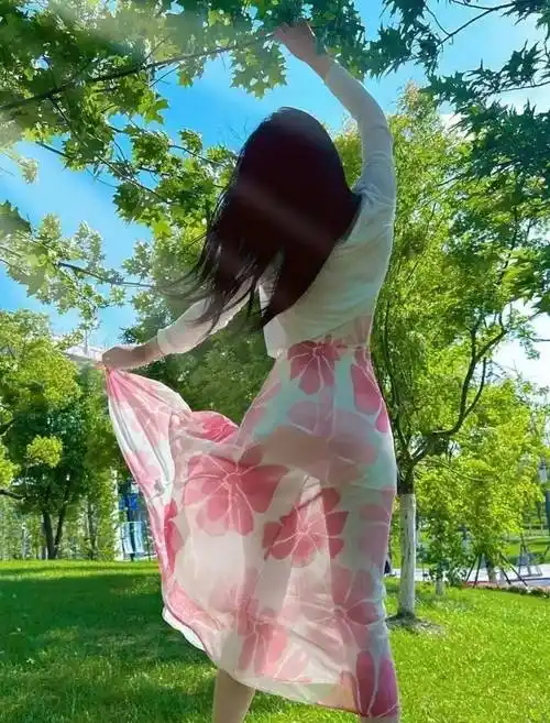 美女背影杀,裙摆飘逸如花