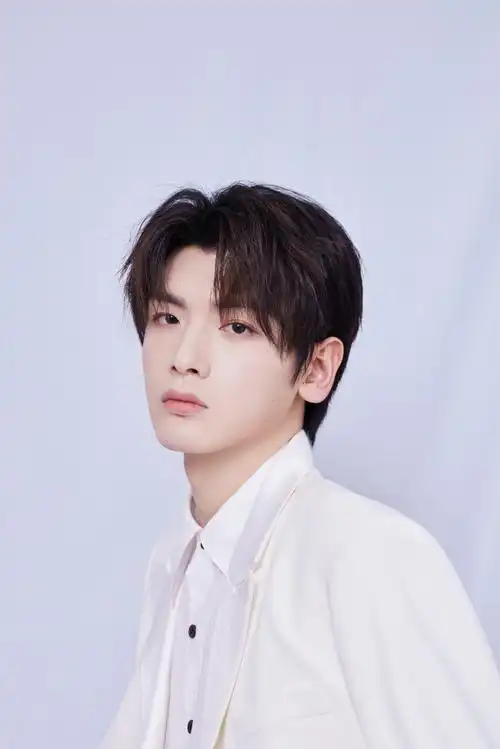 翟潇闻雅诗兰黛中国大陆地区彩妆挚友##翟潇闻白西装造型