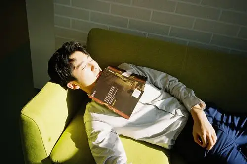 郝富申沐浴阳光变"闪光少年"学院风穿搭洋溢青春气息_凤凰网娱乐_凤凰