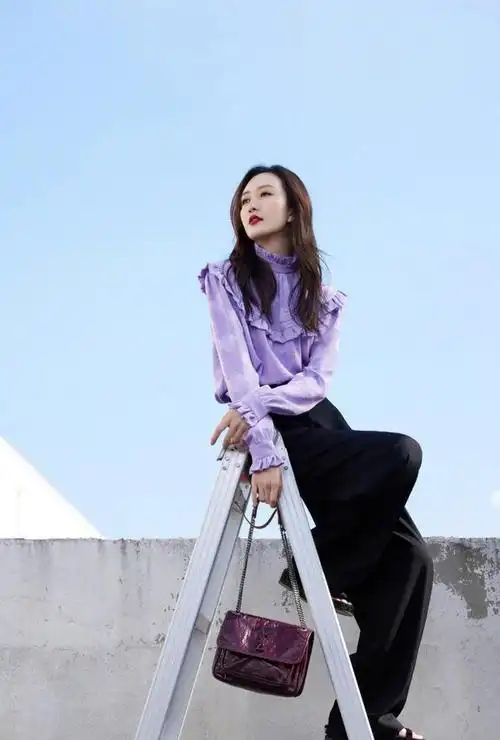 王鸥真的太任性踩着梯子就当t台穿紫色荷叶边甜美又浪漫