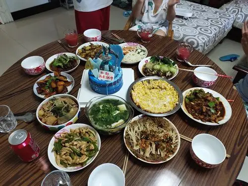 2020年7月22日,扣宝4岁生日,女儿做了丰盛的饭菜,扣宝兴奋的说"我真