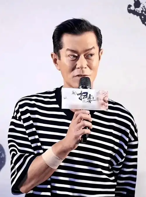 53岁古天乐被曝娶女佣为妻?提眉拉皮疯狂医美,头发稀疏