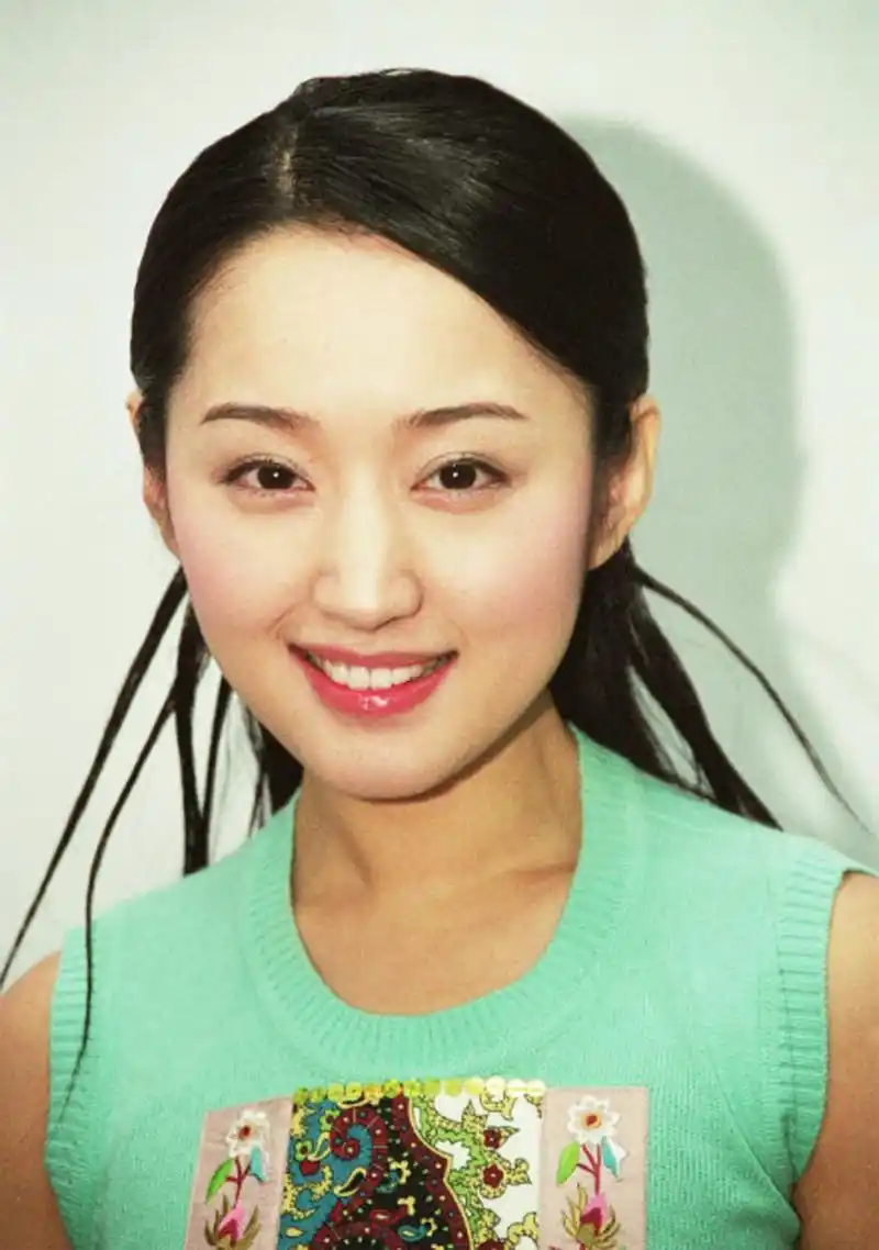 原本信心满满的杨岗丽,在一次又一次的打击中,逐渐丧失了最初的鸿鹄之