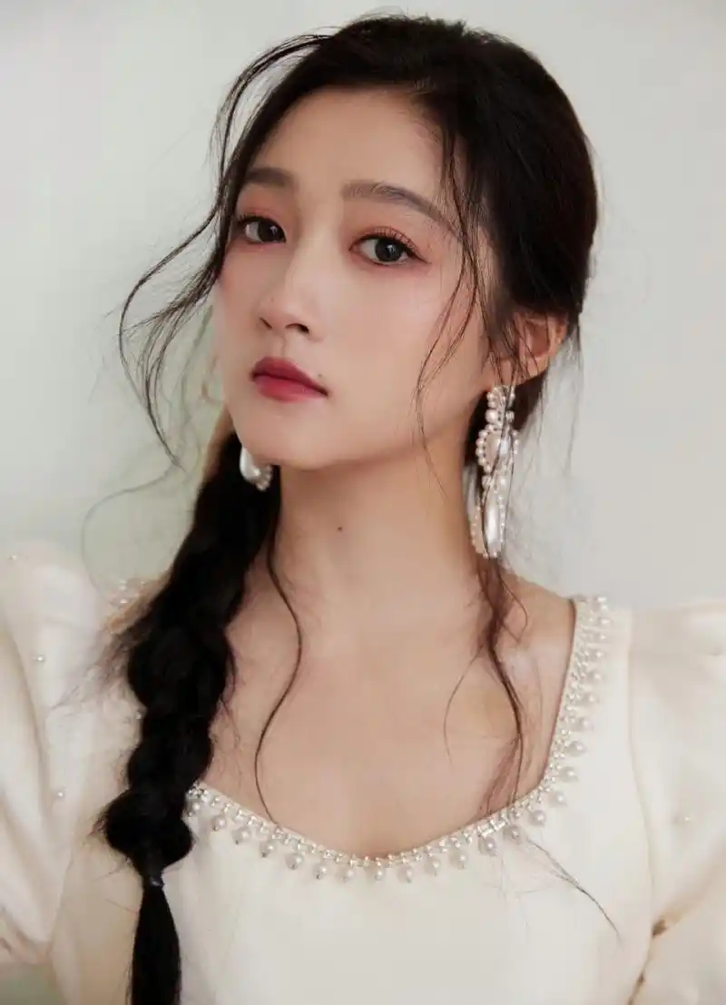 关晓彤# 一袭纯白连衣裙,甜美麻花辫,雪肤玉貌,曼妙身姿,水嫩肌肤