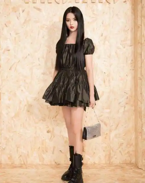 原创杨超越太会穿暗黑萝莉装大秀漫画腿直男也扛不住这魅力