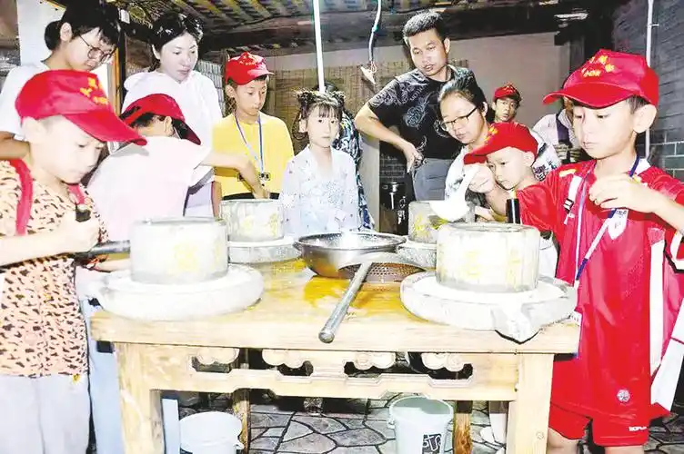 小记者体验豆腐制作过程