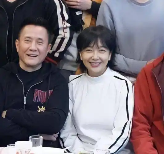 如今54岁的她依然是少女感十足,感情也十分稳定_江珊_靳东_姜珊