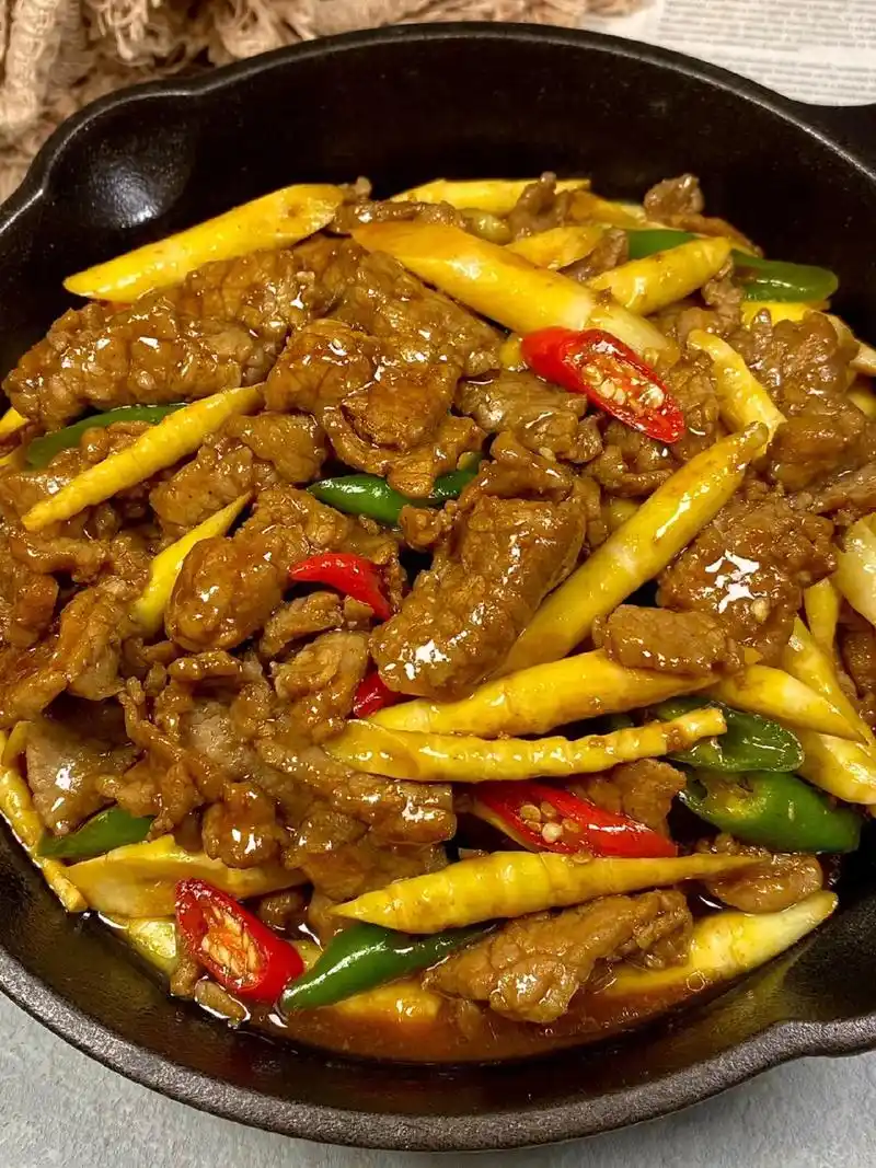 竹笋炒牛肉.食材:牛肉,竹笋,青红辣椒 做法: 16615牛肉切 - 抖音