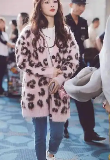 杨超越穿粉色牛仔套装,扎高丸子头脚蹬马丁靴,造型娇俏又甜美