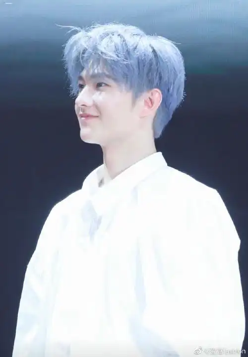 杨洋17年蓝发造型