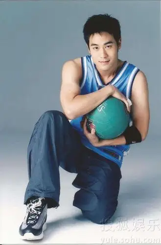 大写的嫩!陈亦飞晒早前青涩写真 撞脸钟汉良