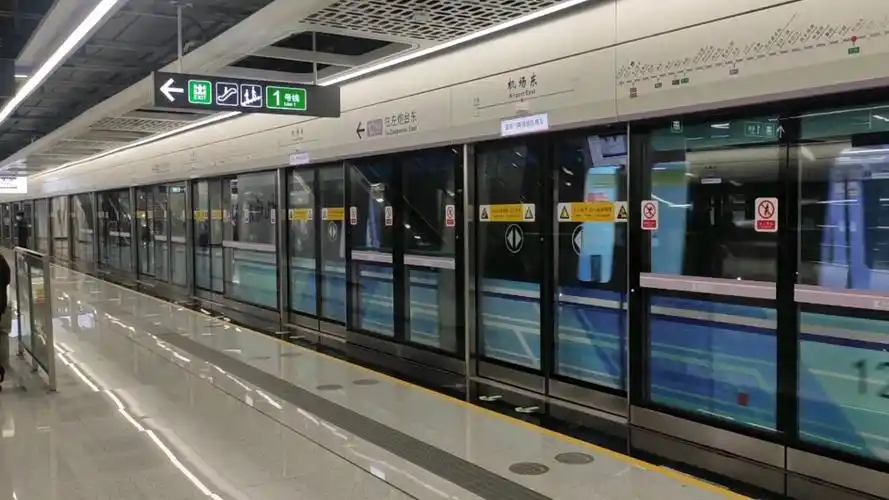 【深圳地铁】12号线彩绘列车进出站