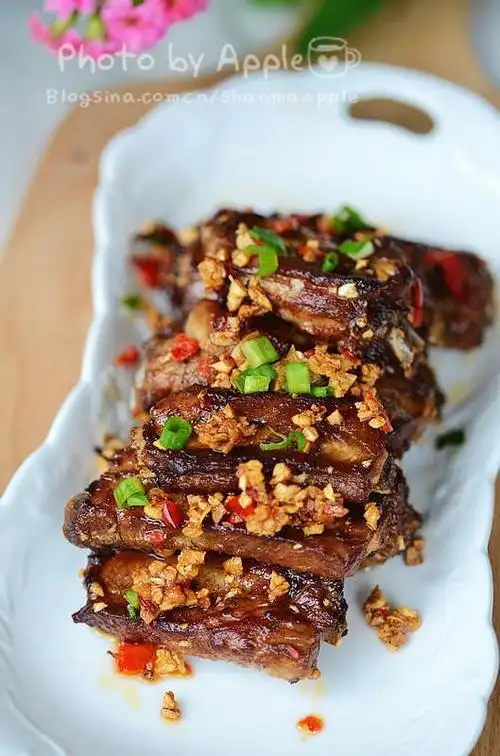 外酥里嫩的手抓蒜香排骨(组图)