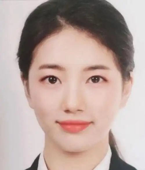 网民把秀智的证件相用变脸app换成男生,可见在上传的照片中,秀智换上