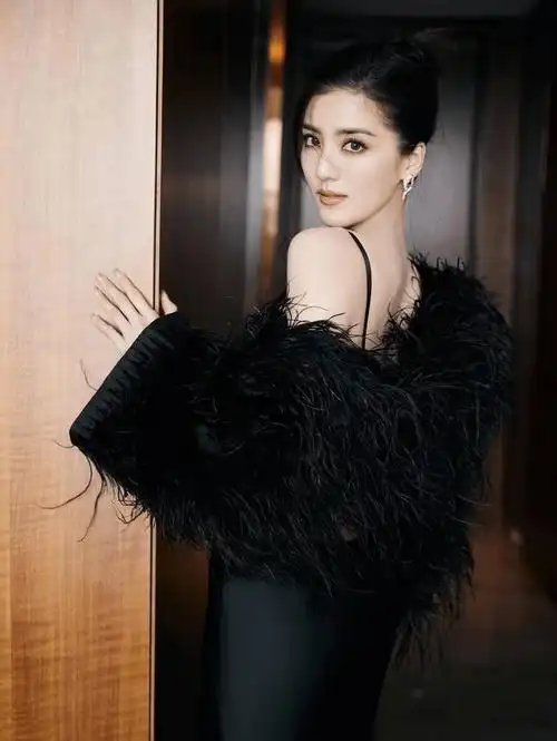 吴千语红毯造型大片 优雅酷帅-搜狐大视野-搜狐新闻