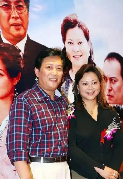 唐国强混血老婆真是国泰民安脸穿红外套不仅不俗气还特别富贵