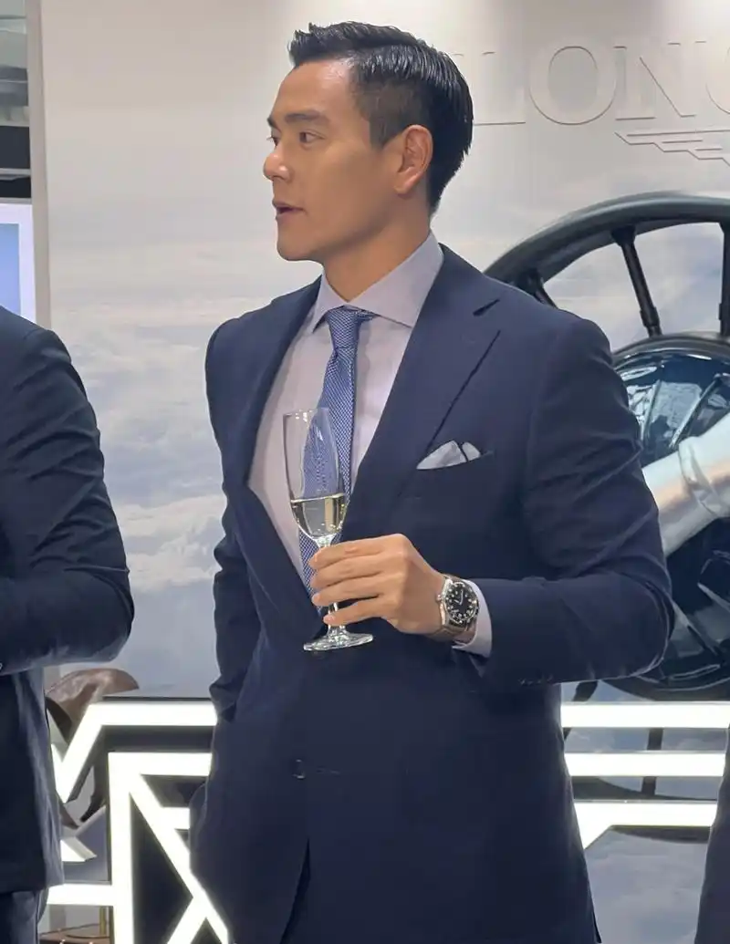 41岁的彭于晏,一身藏青西装搭配偏分油头现身三亚品牌活动,真的不愧是