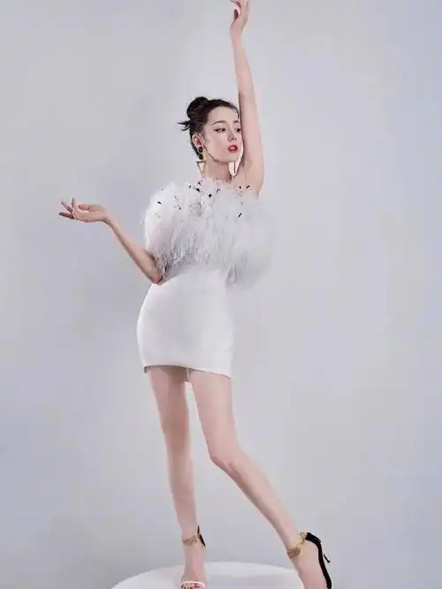 迪丽热巴白色羽毛裙画面冲击感真是很强呢