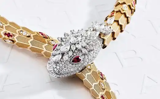 新系列共呈现3件单品——"项链"塑造出灵蛇优美蜿蜒的身形,蛇头与蛇尾
