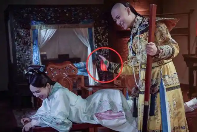 穿帮画面,杨紫和秦俊杰多好的一对情侣,现在也是凉凉了,不过这个镜头