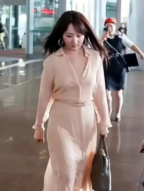 杨钰莹终究是老了,在美颜下看似年轻,身材却意外暴露实际年龄