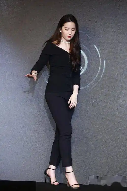 刘亦菲参加活动没任何修饰下的颜值和状态超好胖也这么漂亮