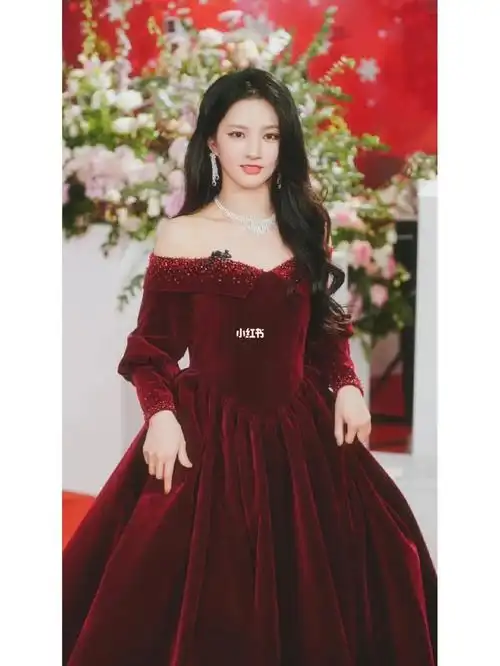 刘些宁创造营红毯复古丝绒红裙