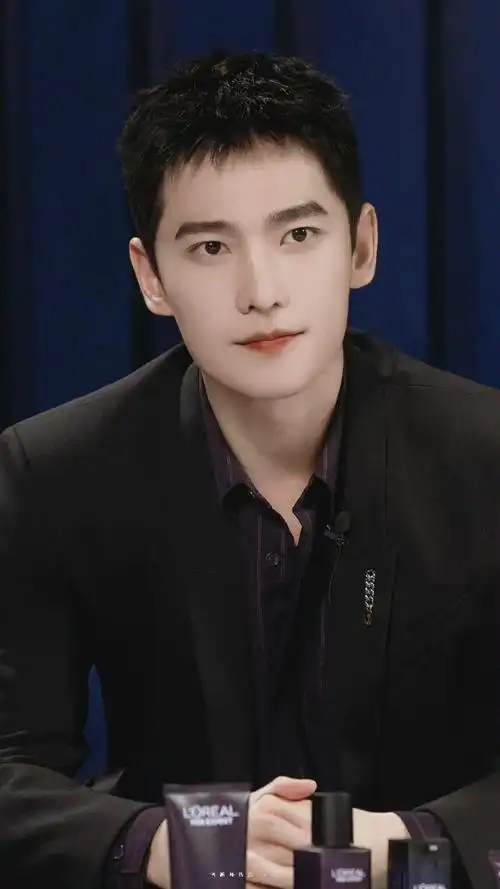 组图:杨洋寸头搭配黑色西装出席活动 霸总范儿十足