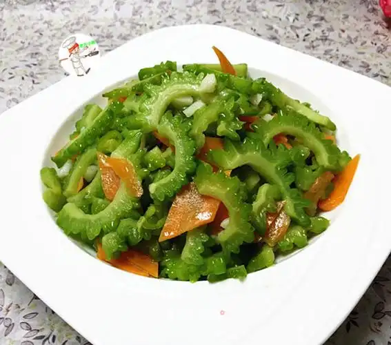 胡萝卜炒苦瓜的做法步骤_老方小雨_美食天下
