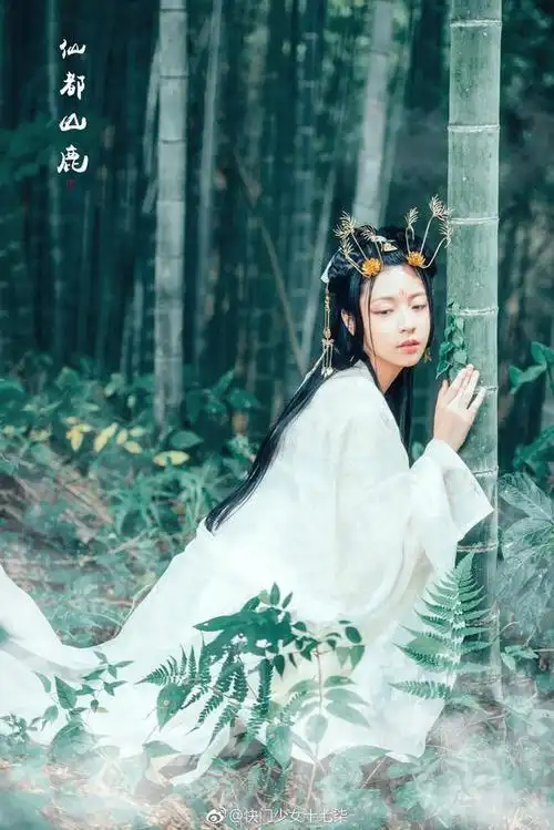 李淑贞捂着脸,蜷缩在地上无助地哭泣.赵明则站在一旁低着头,一言不发.