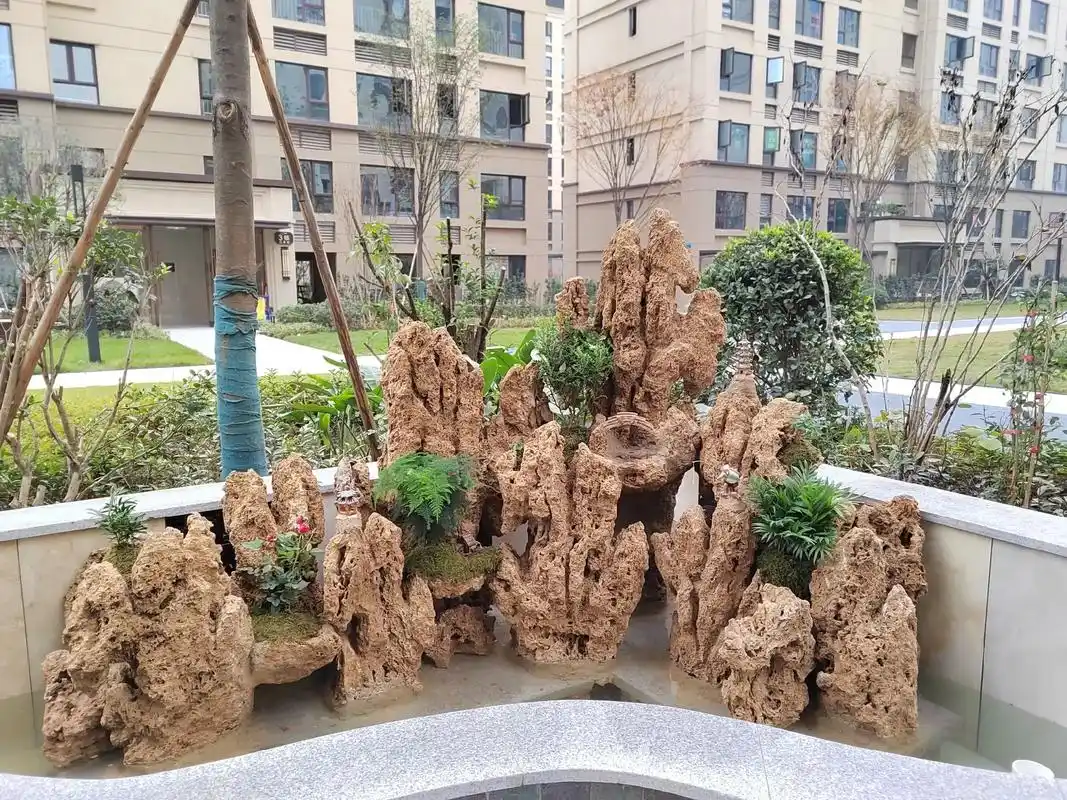 假山流水 #小院鱼池假山设计 #手工景观制作 #现场实拍  - 抖音