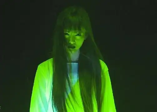 梦见白衣女鬼在看我