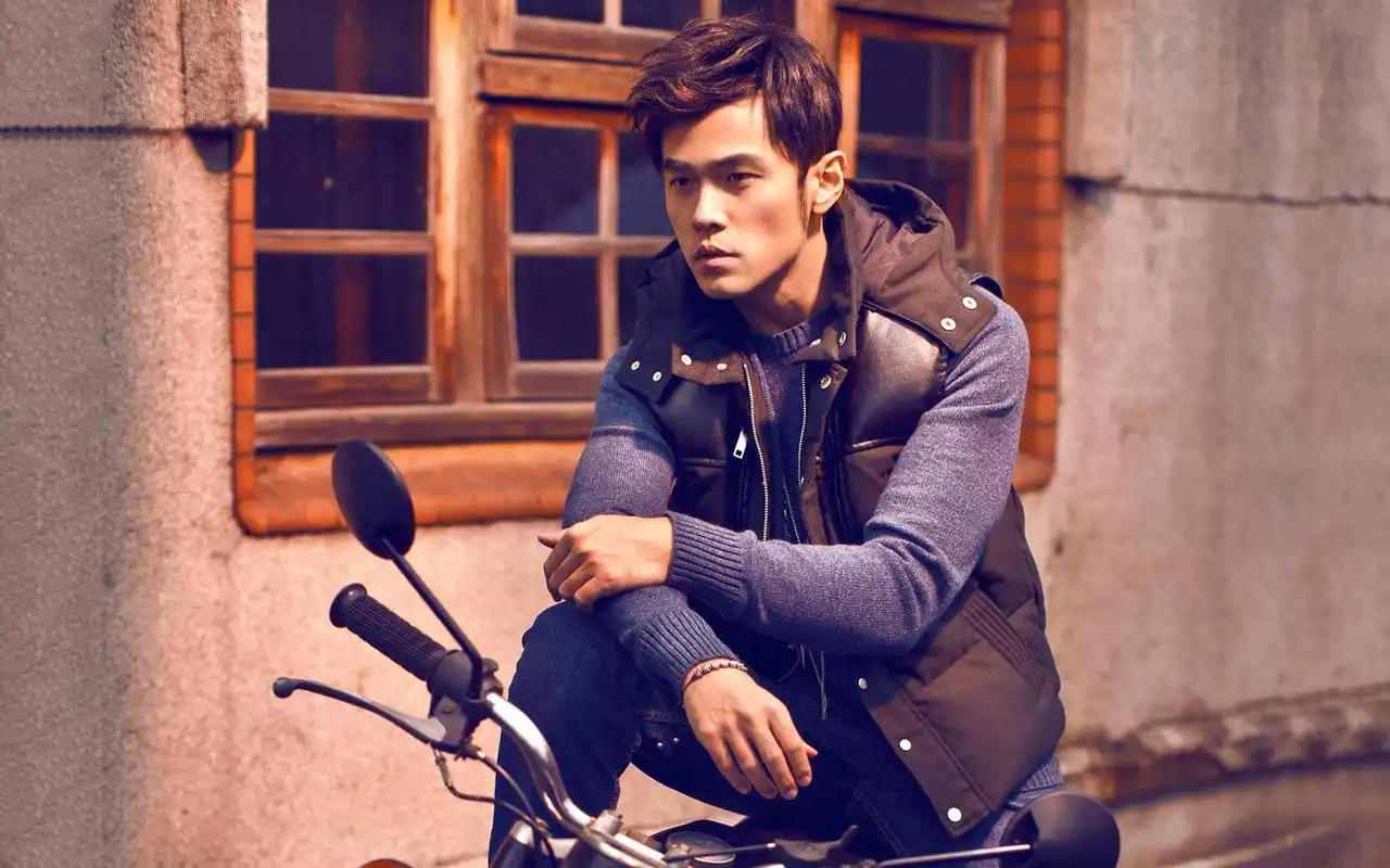 周杰伦网球场赢了刘畊宏,与妻子昆凌飞奔相拥!网友:太甜了!