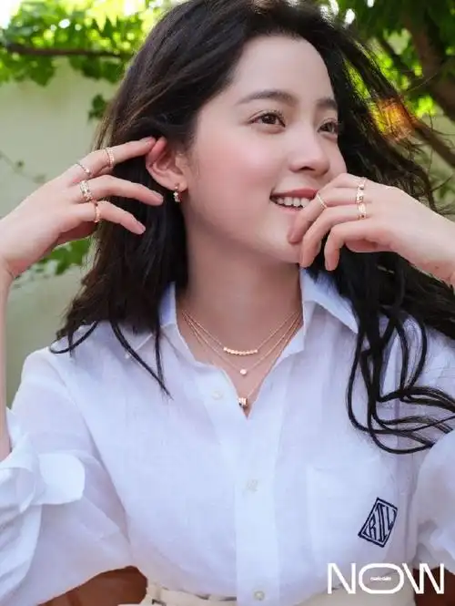 欧阳娜娜午后夏日大片好靓丽微卷长发搭衬衫诠释少女梦幻