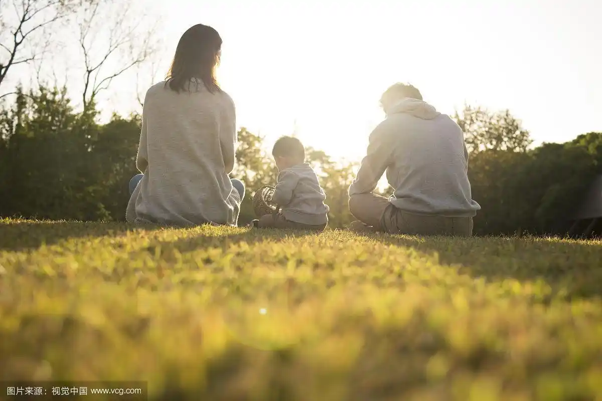 夕阳下温馨的一家三口