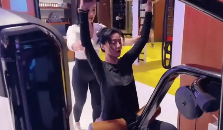 原创范冰冰罕见晒健身视频半素颜和妆后差距大还不如身旁教练惊艳