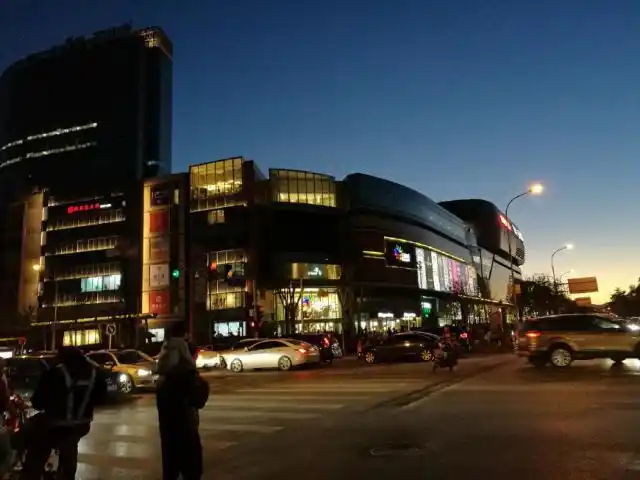 清河五彩城购物中心规模巨大,仿佛在北京市北部新建了一个市中心