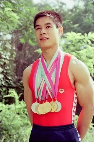 体操王子李宁与儿女最新照片!19岁儿子比李宁高,12岁女儿很可爱