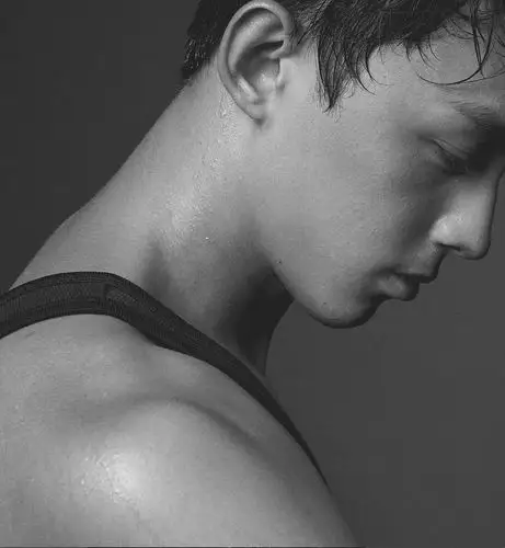 p了下吴磊,侧脸要是长这样就好了,稚气没那么重